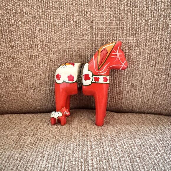 D.N & E.I Dalapferd Swedish Miniature Red Hand painted  Horse & baby trinket set - Picture 2 of 7